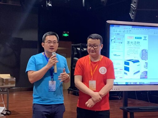 為現(xiàn)場(chǎng)老師們介紹激光切割普惠課程