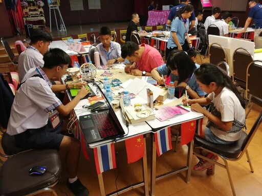 看著選手們成竹在胸、埋頭苦干的狀態(tài)，相信他們一定能在規(guī)定時間內(nèi)交出令自己、評委都滿意的成品。