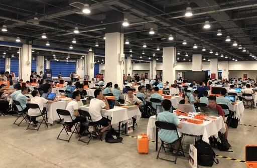 創(chuàng)意智造現(xiàn)場(chǎng)賽除了評(píng)選優(yōu)秀作品外，更加注重創(chuàng)作過(guò)程。