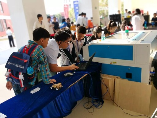 還有家長帶著小朋友一同過來學(xué)習(xí)，畢竟激光創(chuàng)客教育要從娃娃抓起