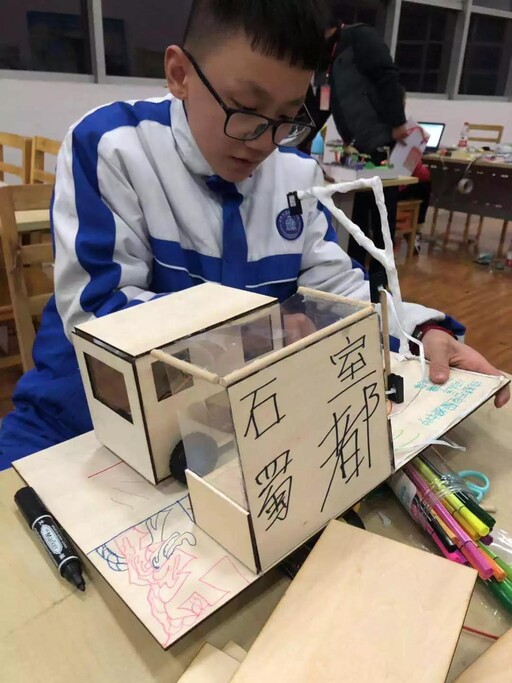 同學(xué)們聚焦現(xiàn)代交通，暢想未來，將自己的想象力通過一雙巧手和數(shù)字化制造工具化