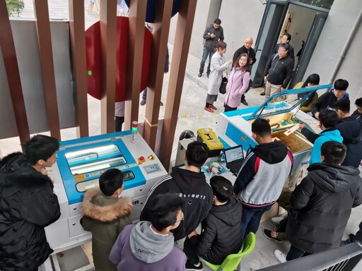 參賽學(xué)生在規(guī)定時(shí)間內(nèi)使用組委會(huì)提供的器材，通過(guò)電腦編程、硬件搭建、造型設(shè)計(jì)等創(chuàng)作智能實(shí)物作品。