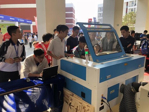 本次創(chuàng)客馬拉松以小組為單位，根據(jù)組委會提供的器材，在指定時間內(nèi)通過電腦編程、硬件搭建、造型設(shè)計等創(chuàng)作智能實物作品。