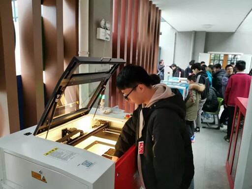 高效精準(zhǔn)造物的激光切割機(jī)，能幫助選手更容易更快的完成自己的作品