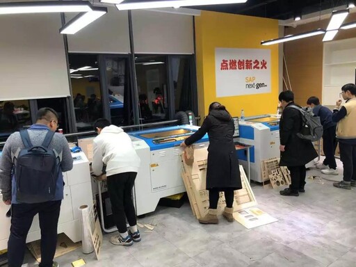 設(shè)計師們從確定主題開始便都投入十二分精力構(gòu)思、設(shè)計、制作自己的作品