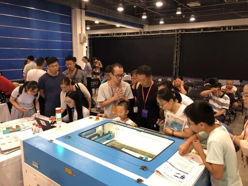 不僅有簡(jiǎn)單易上手的軟件LaserMaker，還有能高效精準(zhǔn)造物的激光切割機(jī)，能幫助選手更容易更快的完成自己的作品