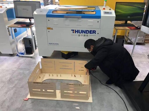 比賽持續(xù)進(jìn)行，雷宇一直堅守在助力一線