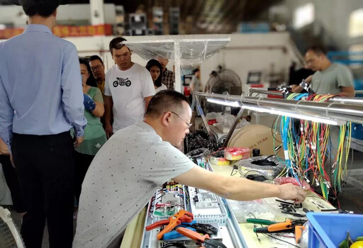 “星火計劃”暨第16期創(chuàng)客教育普惠工程師資培訓(xùn)走進東莞雷宇激光