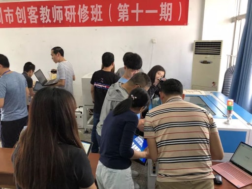 學(xué)員老師們，快速上手學(xué)會(huì)了操作軟件和激光切割機(jī)。