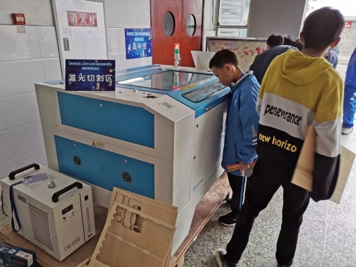 創(chuàng)客們?cè)诩す馇懈顓^(qū)排隊(duì)等待制作