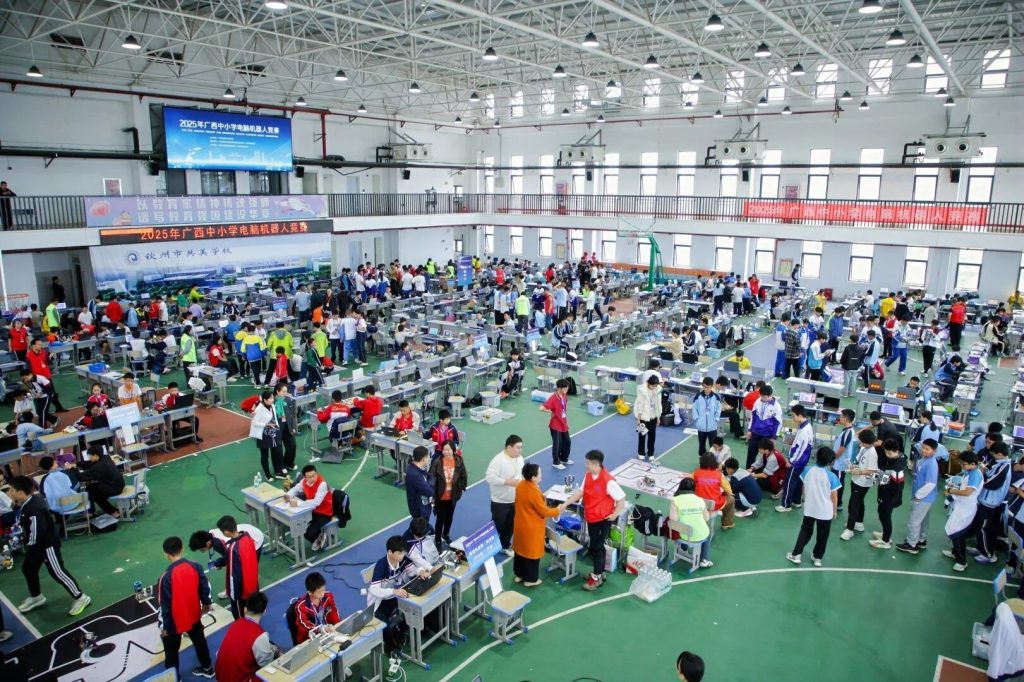 雷宇教育技術(shù)賦能，2025年廣西中小學(xué)電腦機(jī)器人競(jìng)賽綻放創(chuàng)意火花