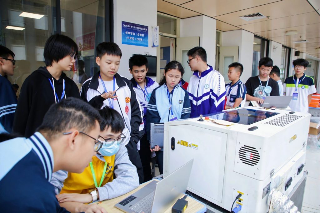 雷宇教育技術(shù)賦能，2025年廣西中小學(xué)電腦機(jī)器人競(jìng)賽綻放創(chuàng)意火花